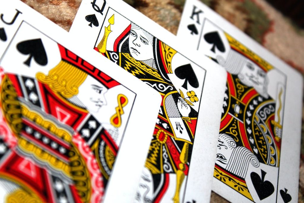 Pokerul și știința: Cum îți poți îmbunătăți jocul prin psihologie și matematică Pokerul și știința: Cum îți poți îmbunătăți jocul prin psihologie și matematică