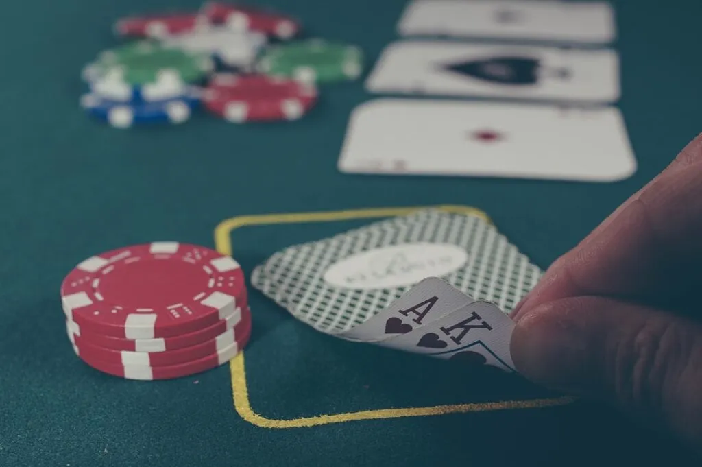Cele mai noi tendințe și inovații în lumea pokerului Photo Poker table