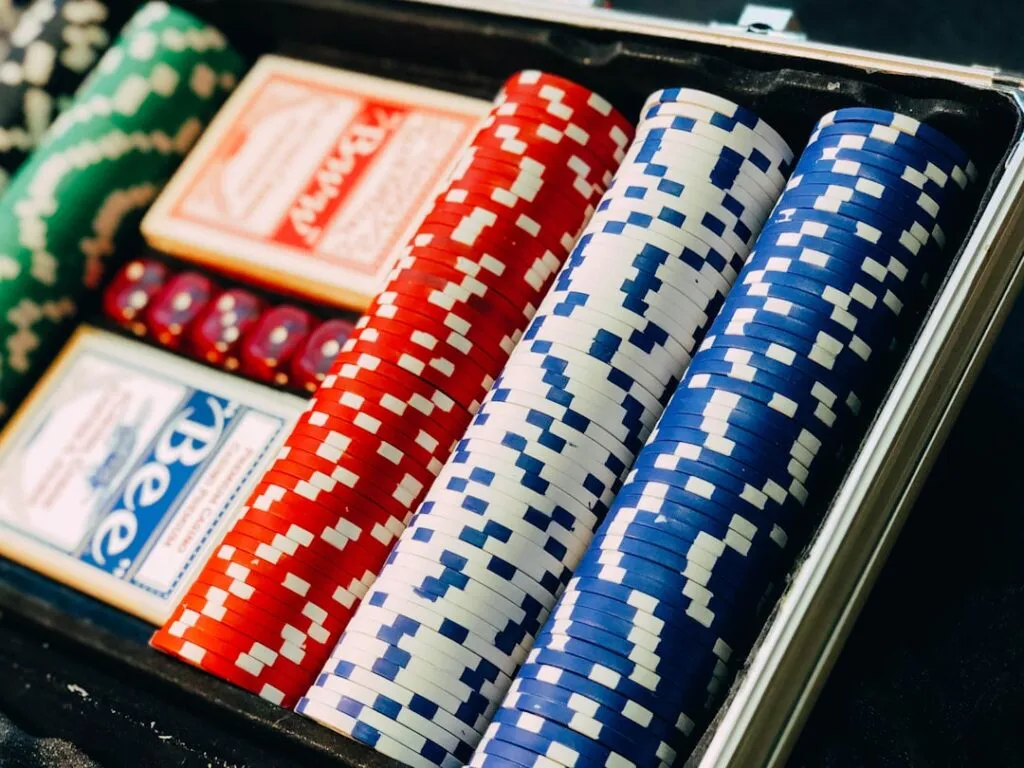 Povești celebre din istorie despre jucători de poker și lecțiile lor Photo Poker table