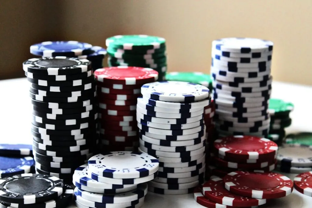De la amuzament la dependență: gestionarea timpului între poker și pariuri Photo Poker chips
