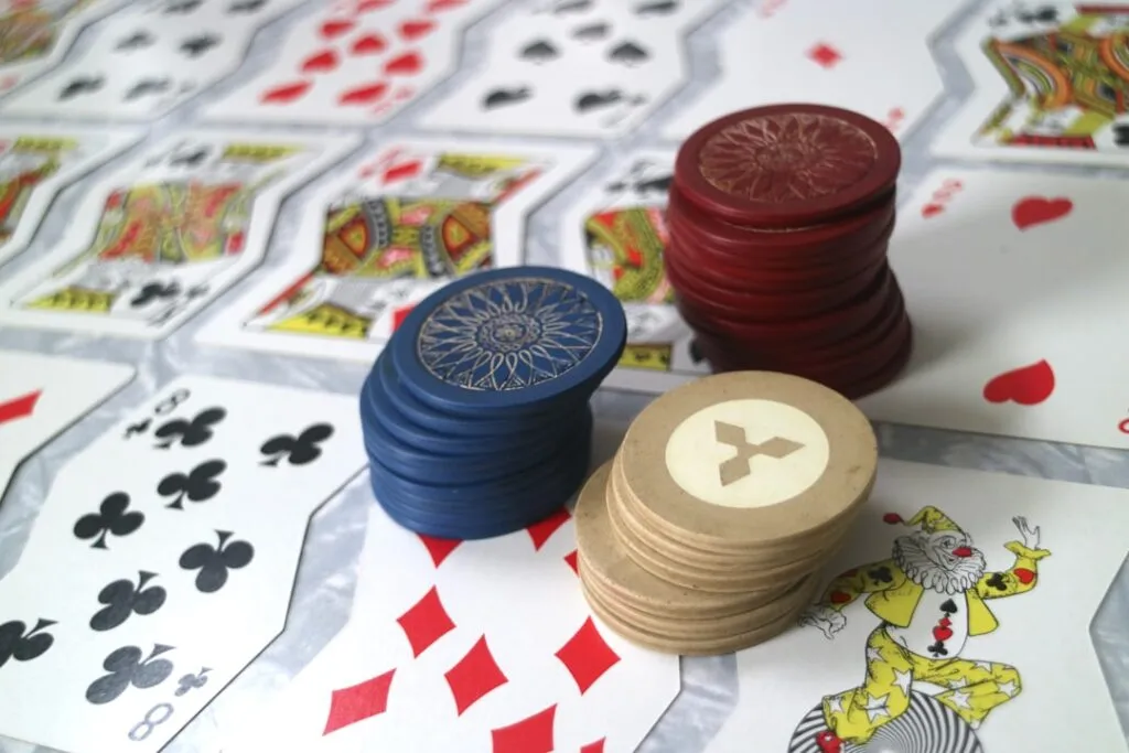 Poker vs. pariuri sportive: riscurile financiare comparate Photo Poker chips