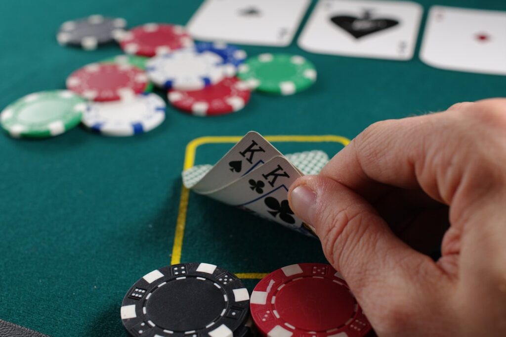 Ce să faci dacă simți că ai pierdut controlul asupra jocurilor de noroc Photo Poker chips