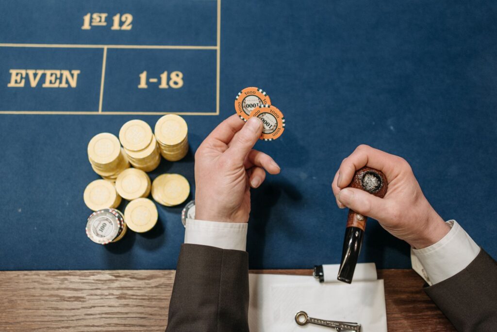 Masă de poker văzută de sus, cu jetoane colorate și cărți de joc întoarse