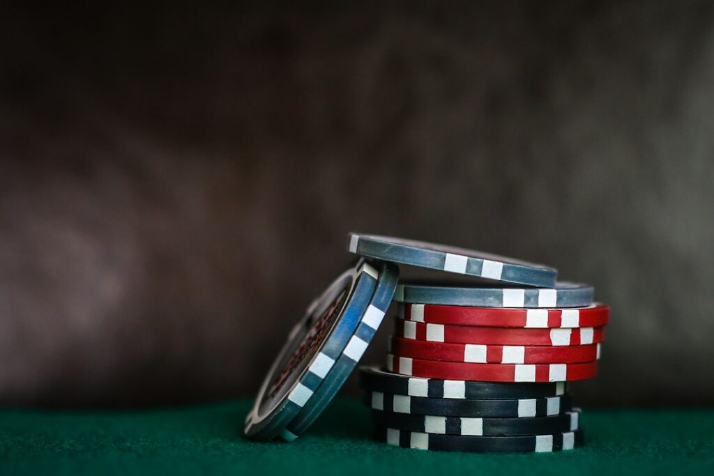 Legătura dintre pokerul la aparate și jocurile de cărți de masă Photo slot poker vs table card games